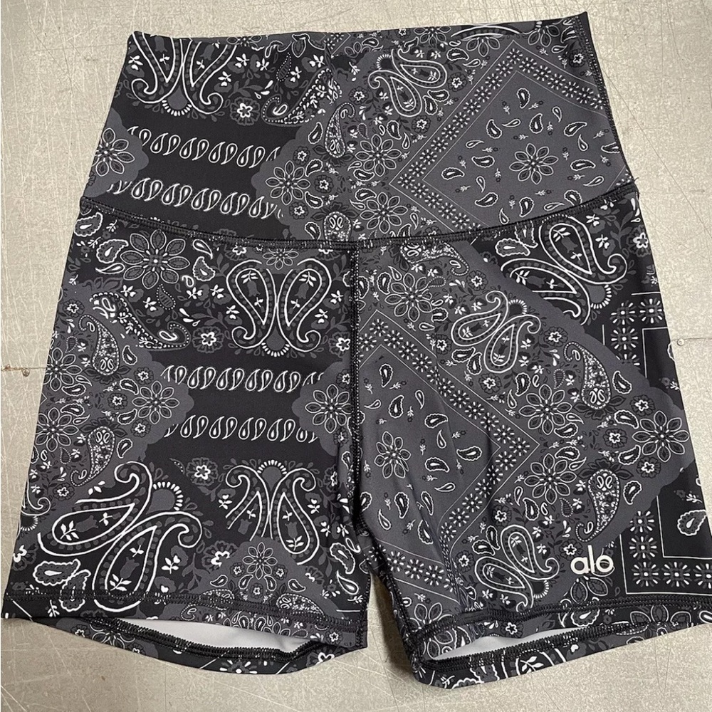 ALO Yoga Women's Black & Gray Bandana Print Bike Shorts